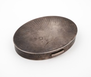 An antique American silver oval trinket box, early to mid 20th century, stamped "ELIZABETH ARDEN, NEW YORK, MADE IN U.S.A., STERLING", 7.5cm wide, 49 grams.