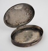 An antique American silver oval trinket box, early to mid 20th century, stamped "ELIZABETH ARDEN, NEW YORK, MADE IN U.S.A., STERLING", 7.5cm wide, 49 grams. - 2