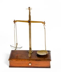 GOLD SCALES: One drawer timber base with brass balance to weigh 20 Oz. Height 36cm