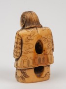 An antique Japanese carved ivory netsuke, Edo period, 18th/19th century, ​​​​​​​5cm high. - 2