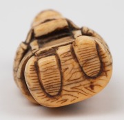 An antique Japanese carved ivory netsuke, Edo period, 18th/19th century, ​​​​​​​5cm high. - 3