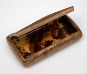 A Georgian tortoise shell snuff box with hand-painted woodgrain simulated finish inlaid with ivory and mother of pearl, 18th/19th century, 11cm wide. - 2