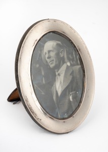 An antique sterling silver picture frame, early 20th century, 18 x 14cm overall, image size 13 x 9cm