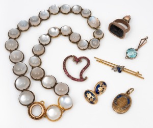 Assorted antique and vintage jewellery, cufflink and seal, includes 18ct, 15ct and 9ct gold, (qty), housed in an attractive scarlet leather box.