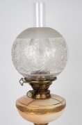 An antique English oil lamp with Royal Worcester porcelain font, single white button burner, acid etched shade and ornate pierced brass urn base on paw feet, 19th century, 75cm high. - 2
