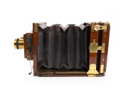 WATSON & SONS: Stereo view camera, c. 1890s, plate dimensions 11.5 x 15.5cm, with twin Watson & Sons lenses, two leather lens caps, and dual rollerblind shutter. - 4