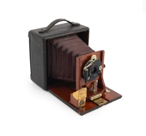 CENTURY CAMERA CO.: Century 7.5 x 10cm glass plate camera, c. 1900s, with Wollensak lens.