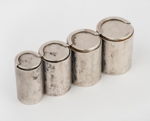 An antique Russian silver coin holder with spring loaded mechanism, 19th/20th century, 3cm high, 8cm wide, 61 grams.
