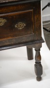 An antique English oak four drawer dresser base with original brass hardware and baluster turned legs, 18th century, 84cm high, 241cm wide, 45cm deep. - 2