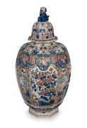 An impressive antique English tin-glazed earthenware lidded vase, in the Chinese style with foo dog top, early 19th century, ​​​​​​​66cm high.