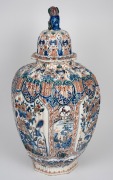An impressive antique English tin-glazed earthenware lidded vase, in the Chinese style with foo dog top, early 19th century, ​​​​​​​66cm high. - 4
