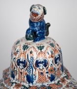 An impressive antique English tin-glazed earthenware lidded vase, in the Chinese style with foo dog top, early 19th century, ​​​​​​​66cm high. - 5
