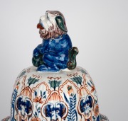 An impressive antique English tin-glazed earthenware lidded vase, in the Chinese style with foo dog top, early 19th century, ​​​​​​​66cm high. - 6