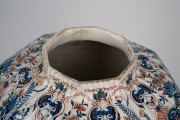 An impressive antique English tin-glazed earthenware lidded vase, in the Chinese style with foo dog top, early 19th century, ​​​​​​​66cm high. - 7