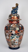 An antique Japanese Imari porcelain lidded urn with foo dog top, Meiji period, 19th century, 73cm high. - 3