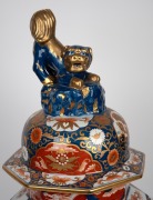 An antique Japanese Imari porcelain lidded urn with foo dog top, Meiji period, 19th century, 73cm high. - 5