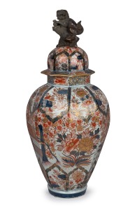 An antique Japanese Imari porcelain lidded urn with foo dog top, Meiji period, 19th century, 84cm high.