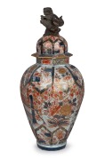 An antique Japanese Imari porcelain lidded urn with foo dog top, Meiji period, 19th century, 84cm high.