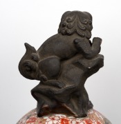 An antique Japanese Imari porcelain lidded urn with foo dog top, Meiji period, 19th century, 84cm high. - 3