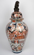 An antique Japanese Imari porcelain lidded urn with foo dog top, Meiji period, 19th century, 84cm high. - 4