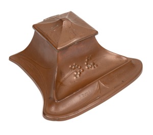 An Art Nouveau copper inkstand with engraved ownership inscription "D. Boyd, January 8th, 1907", 21cm wide.