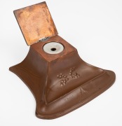 An Art Nouveau copper inkstand with engraved ownership inscription "D. Boyd, January 8th, 1907", 21cm wide. - 2