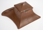 An Art Nouveau copper inkstand with engraved ownership inscription "D. Boyd, January 8th, 1907", 21cm wide. - 3
