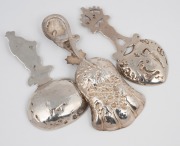 Three antique silver tea caddy spoons, mixed origins and ages, 19th/20th century, ​​​​​​​the largest 8.5cm high, 40 grams total. - 2