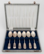 A set of six antique English sterling silver fiddle pattern teaspoons, 19th century, 13cm long, 113 grams.