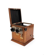 "Le Taxiphote" c. 1899 tabletop stereoscope by Jules Richard (Paris), height approx. 17cm, adjustable focus, internal crank-operated distributor for cycling through up to 25 pre-loaded stereo glass transparencies, with integrated external counter. - 2