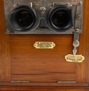 "Le Taxiphote" c. 1899 tabletop stereoscope by Jules Richard (Paris), height approx. 17cm, adjustable focus, internal crank-operated distributor for cycling through up to 25 pre-loaded stereo glass transparencies, with integrated external counter. - 4