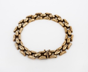 A vintage American 8ct gold gate link bracelet, mid 20th century, stamped "333", 14 grams total.