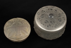 Two French Art Deco frosted glass powder bowls, circa 1930, the largest 6.5cm high, 8.5cm diameter.