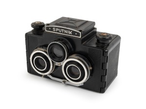 GOMZ Bakelite-body Sputnik stereo TLR camera, c. 1955, with twin T-22 75mm f4.5 lenses.