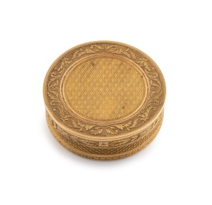An antique French 18ct gold snuff box, beautifully worked with engraved decoration, early 19th century, 4.5cm diameter, 37.3 grams.