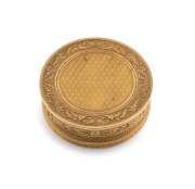 An antique French 18ct gold snuff box, beautifully worked with engraved decoration, 18th/19th century, 4.5cm diameter, 37.3 grams.