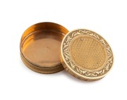 An antique French 18ct gold snuff box, beautifully worked with engraved decoration, 18th/19th century, 4.5cm diameter, 37.3 grams. - 2