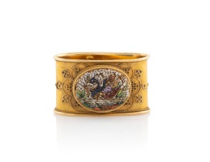 An antique Italian 22ct gold and micro mosaic scarf toggle, 19th century, 2,5cm wide, 3.9 grams.