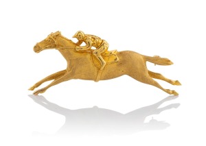 A vintage 18ct gold horse racing brooch, early to mid 20th century, 5cm wide, 8.6 grams.
