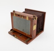 Stereo tailboard camera, late 19th century, plate dimensions 12.5 x 20cm, uninscribed monocular brass lens with iris diaphragm, Thornton-Pickard roller-blind shutter. - 2