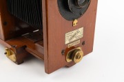 THORNTON-PICKARD: Large c. 1910s mahogany and brass "Imperial" ENLARGING MAGIC LANTERN with Aldis-Plano lens, twin bellows, and red glass peephole; later retrofitted for electricity, dimensions approx. 60 x 16 x 32cm. - 3