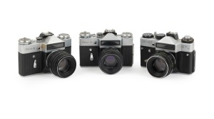 KRASNOGORSK - SWIRLY BOKEH: Group of 1980s SLRs, all fitted with the iconic Helios-44-2 58mm f2 lens, comprising Zenit-E (2) and Zenit ET. (3 items)