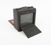 GUNDLACH: "Korona II" folding camera, c. 1920s, plate dimensions 9.5 x 12cm, Wollensak pneumatic shutter. - 2