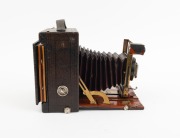 KODAK: "Pony Premo No. 7" folding camera, c. 1902, plate dimensions 11.5 x 17cm, Goerz 210mm lens, pneumatic shutter, red bellows. - 2