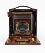 KODAK: "Pony Premo No. 7" folding camera, c. 1902, plate dimensions 11.5 x 17cm, Goerz 210mm lens, pneumatic shutter, red bellows. - 3