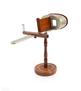 1900 PARIS EXPOSITION UNIVERSELLE: H.C. White Co. handheld stereoscope on stand, with "Exposition Universelle Internationale 1900" logo embossed on metal visor; height 30cm.
