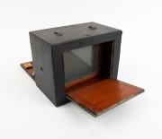 MANHATTAN OPTICAL: "Wizard B" folding camera, c. 1920s, plate dimensions 12 x 17cm, Bausch & Lomb lens and shutter. - 2