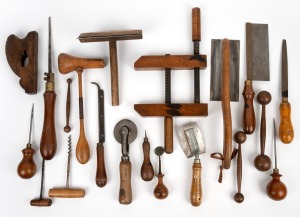 Assorted antique and vintage hand tools, saws, clamp, gimlets, veneer hammer, etc, 19th/20th century, (qty).