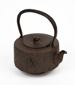 An antique Japanese cast iron teapot in the form a log with insect decoration and fungus finial, seal mark near spout, 20th century, 20cm high.