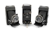 ZEISS IKON: Group of early-20th century folding cameras, comprising Cocarette (Novar 105mm f6.3/Derval), Ikonta 521/2 (Novar 105mm f4.5/Prontor-S), and Nettar 515/2 (Novar 105mm f4.5/Pronto). (3 items)